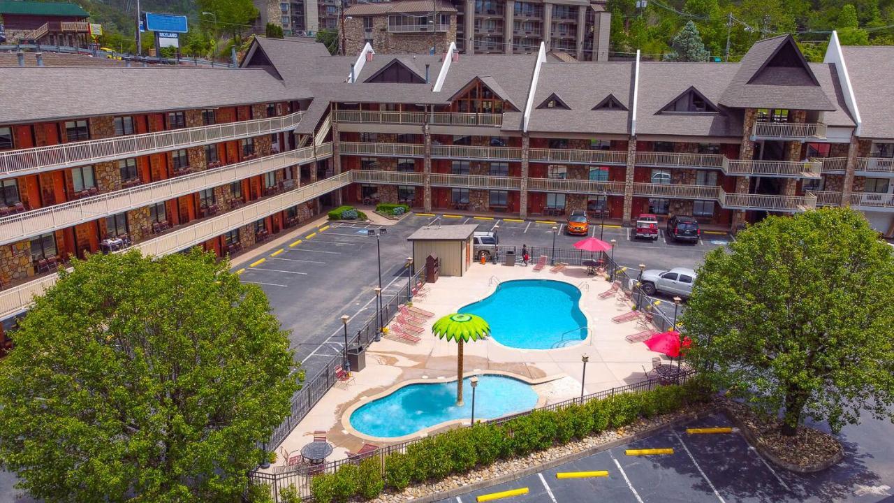 Crossroads Inn & Suites Gatlinburg Exterior photo