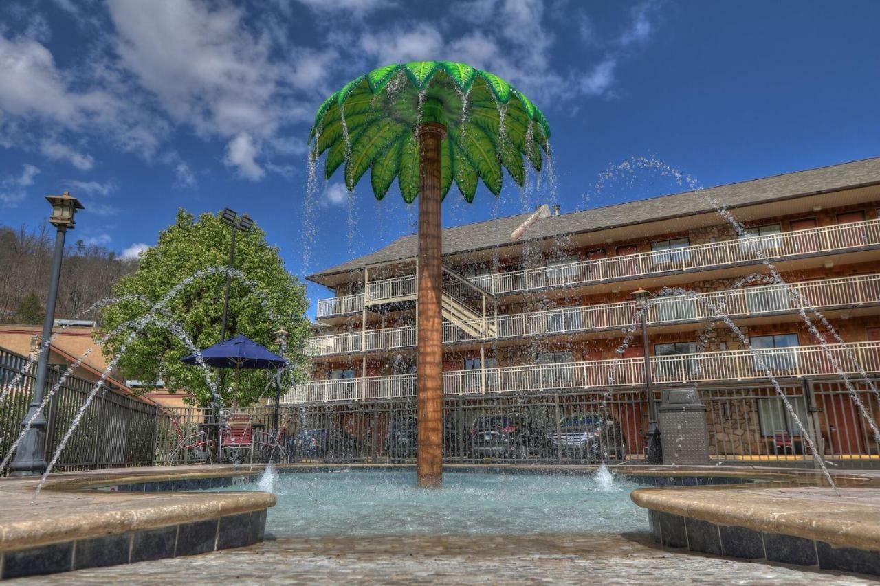 Crossroads Inn & Suites Gatlinburg Exterior photo