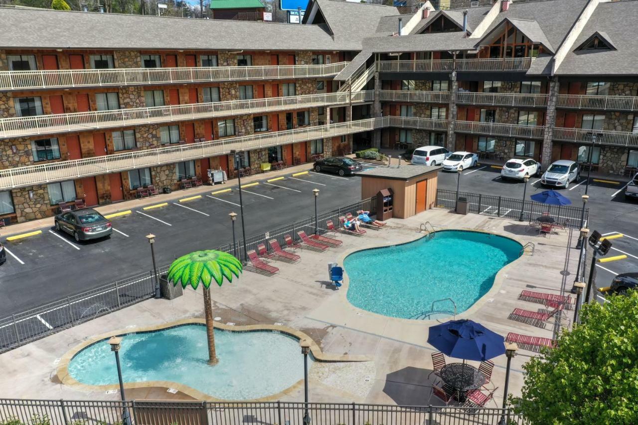 Crossroads Inn & Suites Gatlinburg Exterior photo
