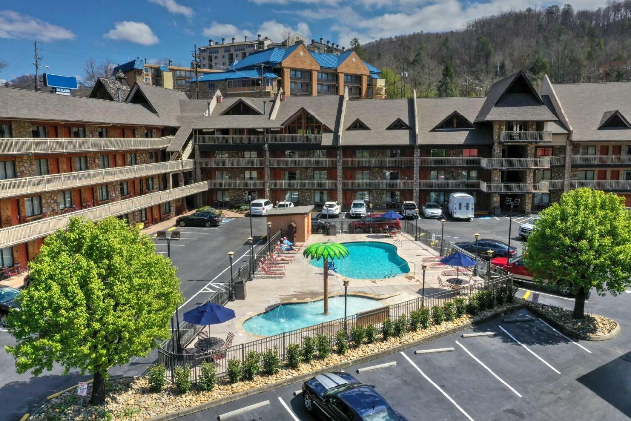 Crossroads Inn & Suites Gatlinburg Exterior photo