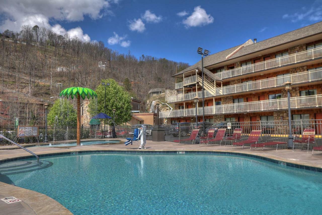 Crossroads Inn & Suites Gatlinburg Exterior photo