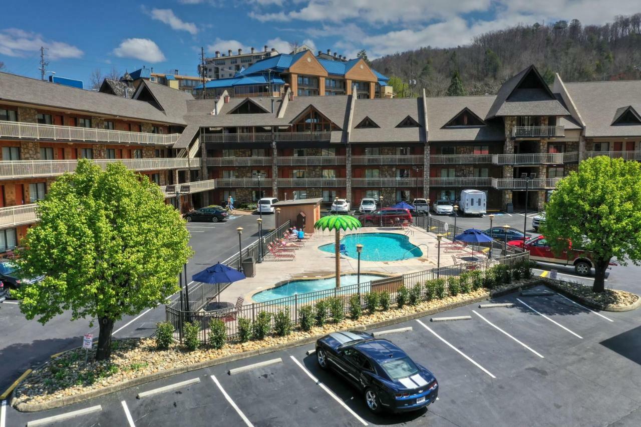Crossroads Inn & Suites Gatlinburg Exterior photo