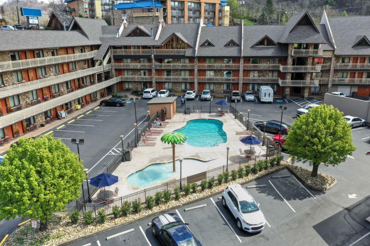 Crossroads Inn & Suites Gatlinburg Exterior photo
