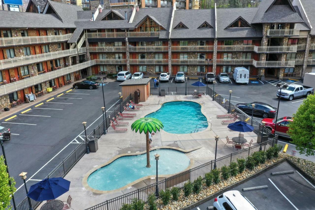 Crossroads Inn & Suites Gatlinburg Exterior photo