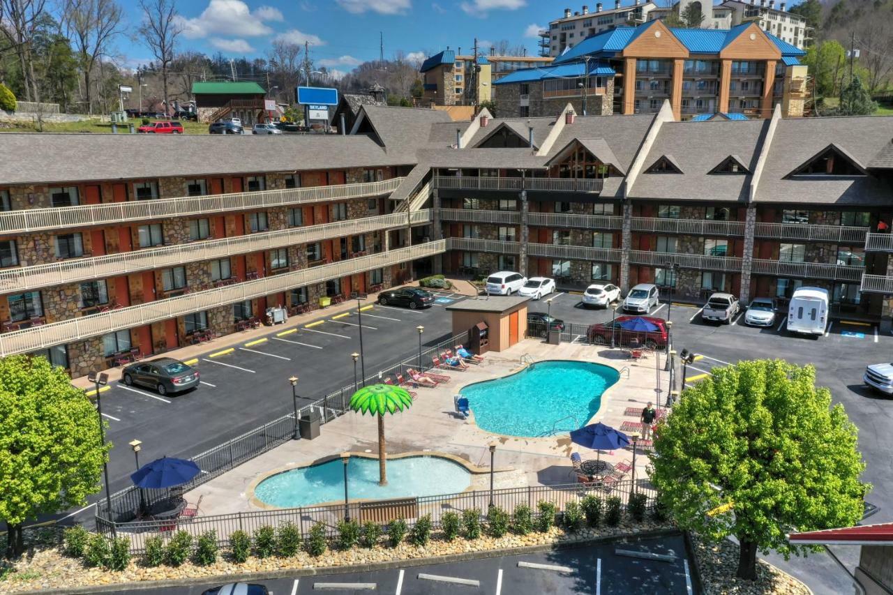 Crossroads Inn & Suites Gatlinburg Exterior photo