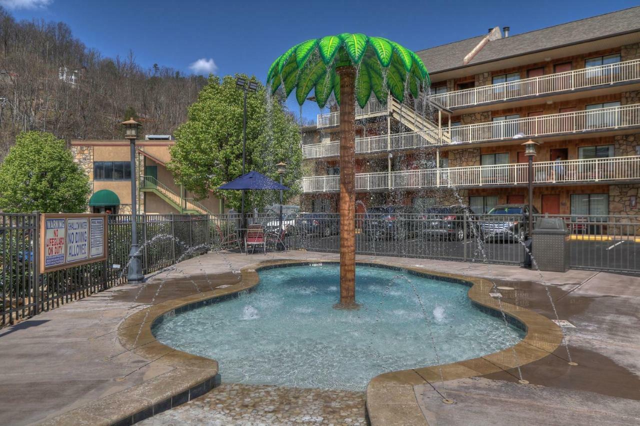 Crossroads Inn & Suites Gatlinburg Exterior photo