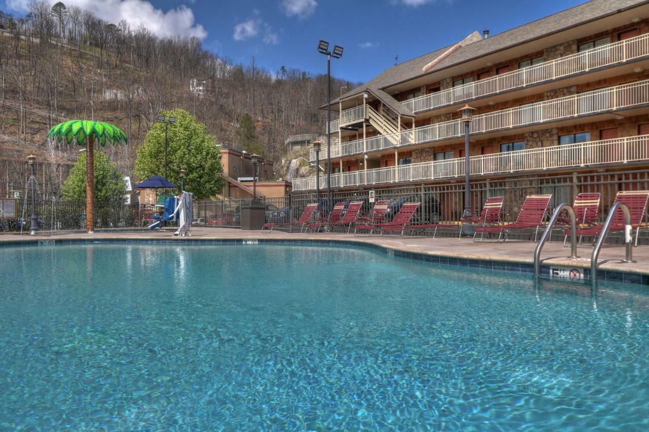 Crossroads Inn & Suites Gatlinburg Exterior photo