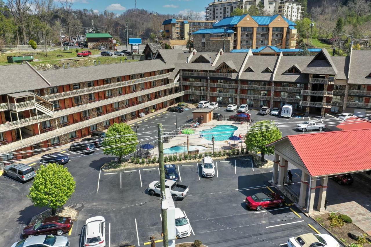 Crossroads Inn & Suites Gatlinburg Exterior photo