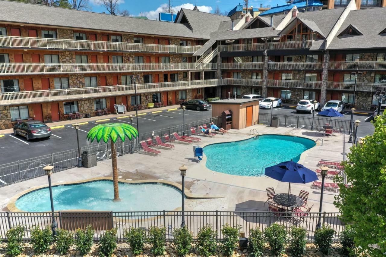 Crossroads Inn & Suites Gatlinburg Exterior photo