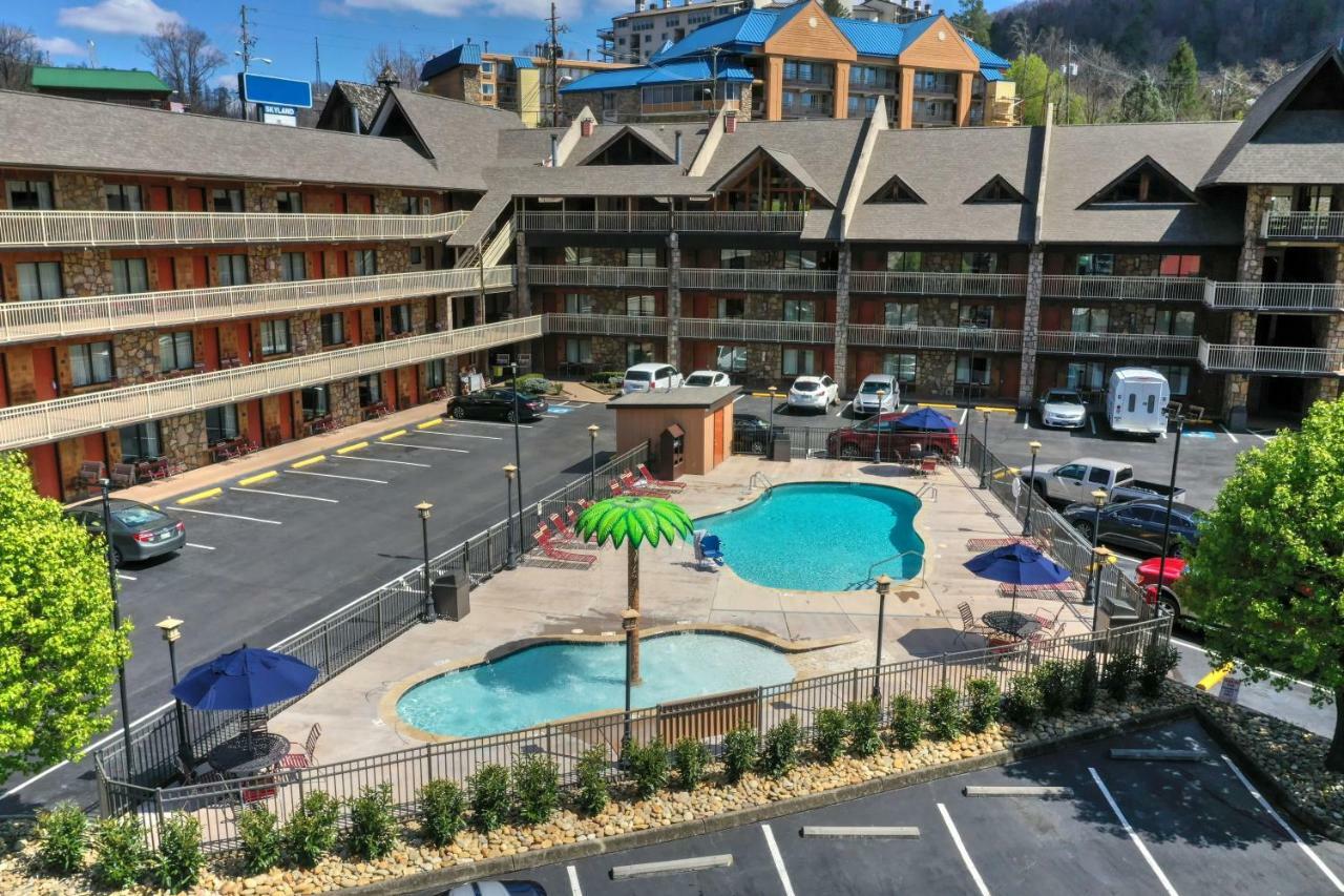 Crossroads Inn & Suites Gatlinburg Exterior photo