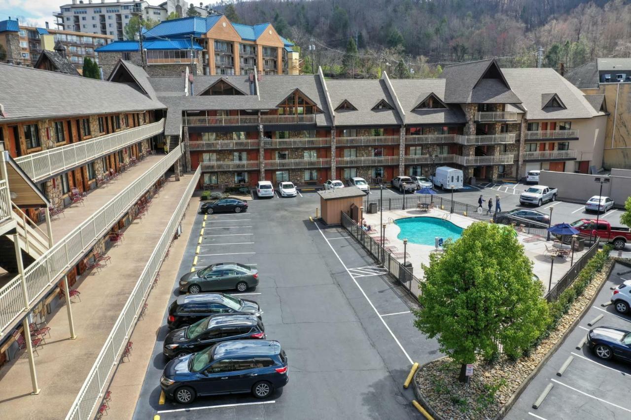 Crossroads Inn & Suites Gatlinburg Exterior photo