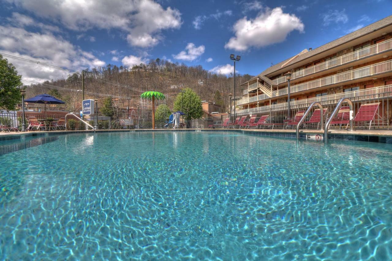 Crossroads Inn & Suites Gatlinburg Exterior photo